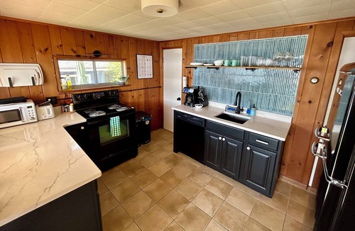 Dundee Cottage | Cozy cottage 3 steps away from the lake!