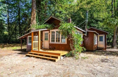 Old Evergreen Highway House | Cozy cottage among trees - close to PDX