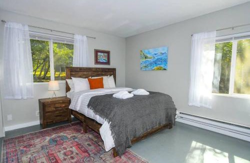 Old Evergreen Highway House | Cozy cottage among trees - close to PDX