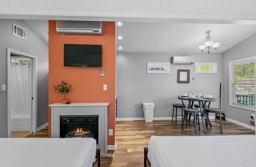 Queensbury Cottage | Cozy Cottage at Lake George Campsites!