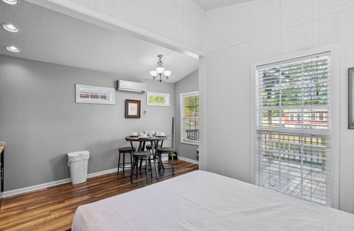 Queensbury Cottage | Cozy Cottage at Lake George Campsites!