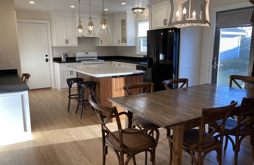 New London House | Cozy Cottage - Beach - Lighthouse Views - Dedicated Office