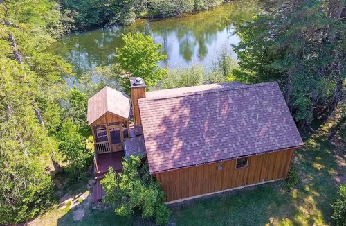 Pine Hill Ski Chalet | Cozy cottage by the water