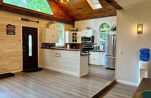 Castile Cottage | Cozy Cottage by Silver Lake