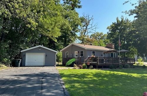 Paddock Lake House | Cozy Cottage by the Lake! Kayaks! BIG Deck w/Great Lake Views! Golf Cart Rental