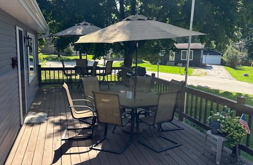Paddock Lake House | Cozy Cottage by the Lake! Kayaks! BIG Deck w/Great Lake Views! Golf Cart Rental