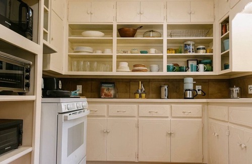 Sherman House | Cozy Cottage, Centrally Located, WorkerFriendly
