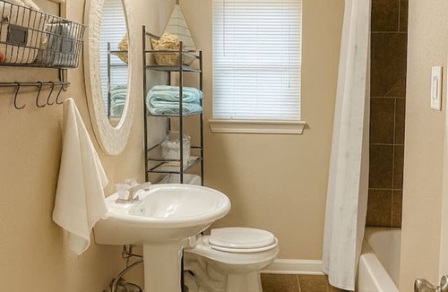 Sherman House | Cozy Cottage, Centrally Located, WorkerFriendly