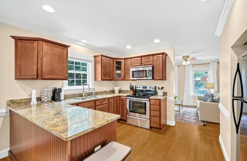 Greensboro Cottage | Cozy Cottage Close to Everything!