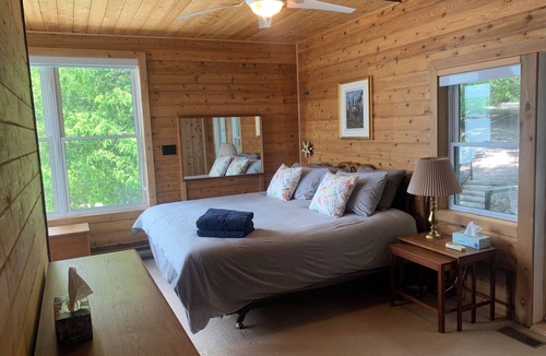 Minden Hills House | Cozy cottage facing sunsets, private beach, stars and nature (pet friendly)