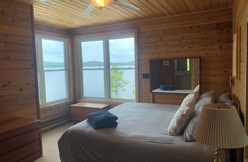 Minden Hills House | Cozy cottage facing sunsets, private beach, stars and nature (pet friendly)
