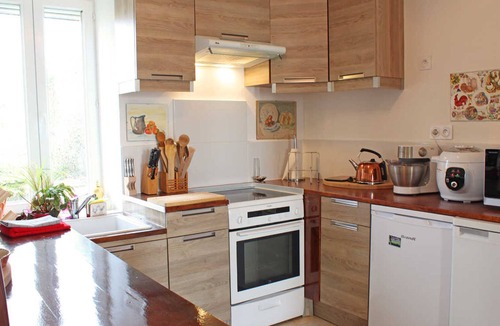 Louroux-de-Beaune Cottage | Cozy cottage with garden, pets allowed, bikes available