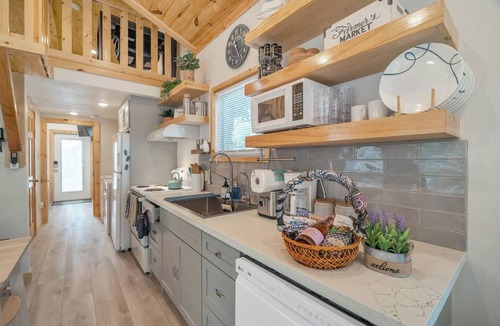 Willis Cabin | Cozy cottage in a lakeside community by Lake Conroe.
