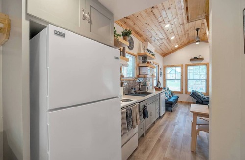 Willis Cabin | Cozy cottage in a lakeside community by Lake Conroe.