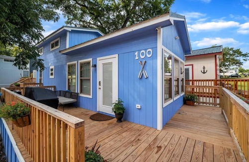 Willis Cabin | Cozy cottage in a lakeside community by Lake Conroe.