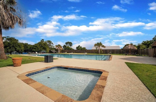 Willis Cabin | Cozy cottage in a lakeside community by Lake Conroe.