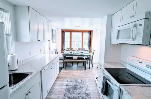 Schenectady House | Cozy Cottage in Colonie