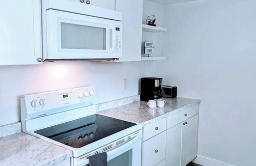 Schenectady House | Cozy Cottage in Colonie