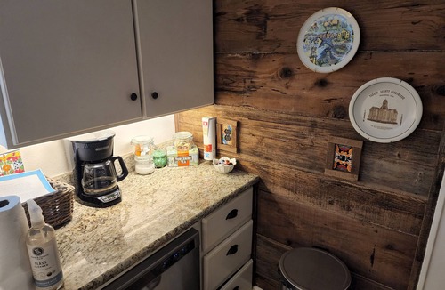 Weatherford House | Cozy Cottage in Historic District