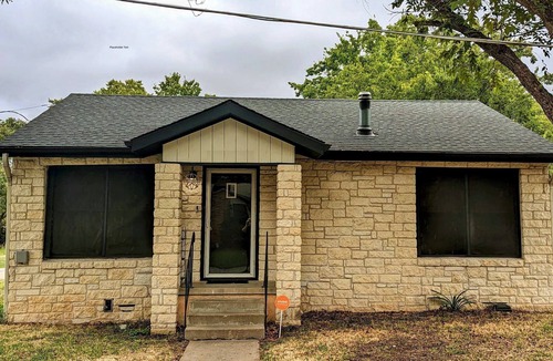 Taylor House | Cozy Cottage in Taylor TX
