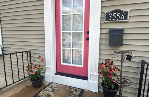 Airport Township House | Cozy Cottage in the City