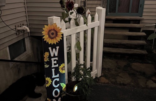 Airport Township House | Cozy Cottage in the City