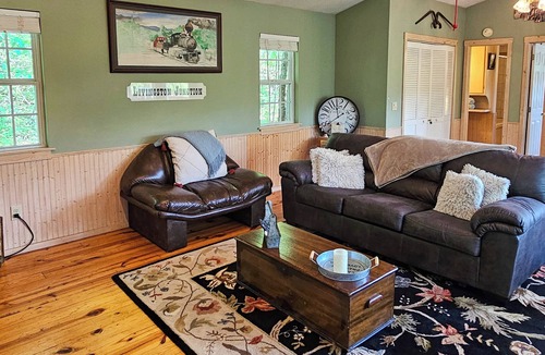 Eureka Springs Cottage | Cozy cottage in a quaint Eureka Springs