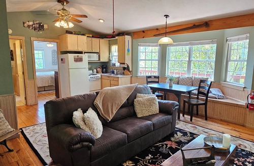 Eureka Springs Cottage | Cozy cottage in a quaint Eureka Springs