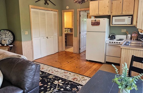 Eureka Springs Cottage | Cozy cottage in a quaint Eureka Springs