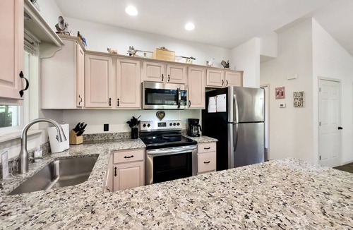 Camdenton Cottage | Cozy cottage inside the Premier Old Kinderhook Golf Resort