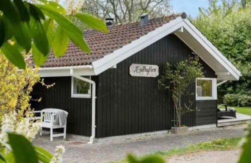 Dronningmolle House | Cozy Cottage Just 200 M From The Beach