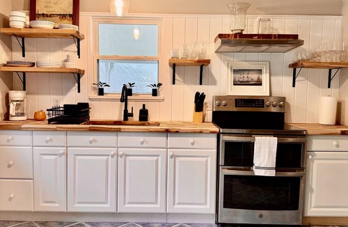 Mayport House | Cozy cottage located in the heart of the Mayport fishing village. Pool & Patio!