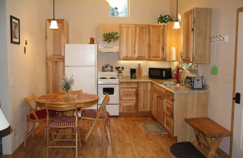 Tonasket Cottage | Cozy Cottage~Mini Golf! ~Aeneas Valley