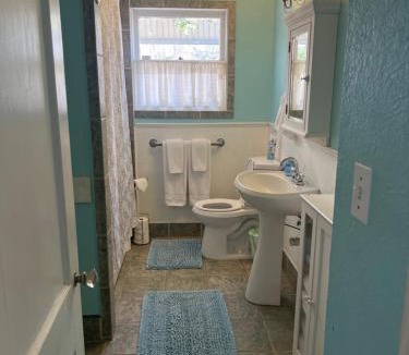 Bacliff House | Cozy Cottage mins from NASA, Kemah Boardwalk, Galveston Bay