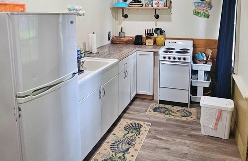 Verona Beach House | Cozy Cottage minutes from Verona State Park & Sylvan Beach!