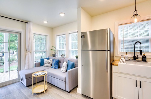 Southport Cottage | Cozy Cottage: Minutes to Downtown Southport!