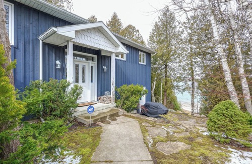 Big Bay Cottage | Cozy cottage nestled along 90ft of pristine Georgian Bay pebble beachfront