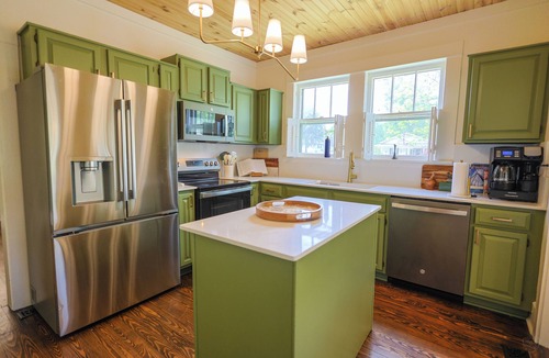 Cullman Cottage | Cozy Cottage - Newly Renovated - Minutes to Downtown - Fireplace - Sleeps 8