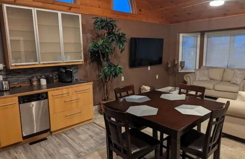 Watertown House | Cozy Cottage next to Thompson Park
