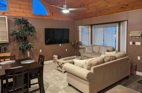 Watertown House | Cozy Cottage next to Thompson Park