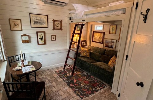 Clifton House | Cozy Cottage off Frankfort Avenue