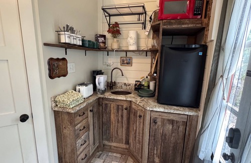 Clifton House | Cozy Cottage off Frankfort Avenue