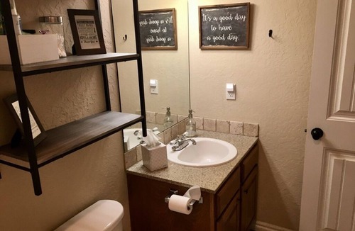 Lawton Condo | Cozy cottage on B close to Fort Sill