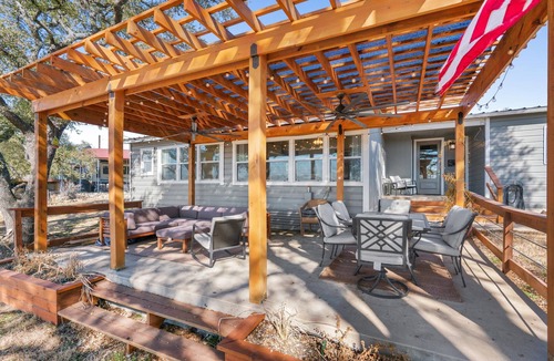 Oatmeal House | Cozy Cottage on Flat Creek - 5 min from Flat Creek Winery!