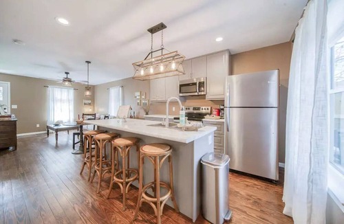 St. James Cottage | Cozy Cottage on Historic Route 66, minutes away from Wineries & Restaurants.