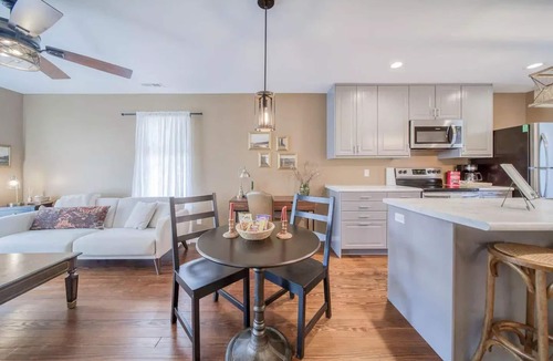 St. James Cottage | Cozy Cottage on Historic Route 66, minutes away from Wineries & Restaurants.