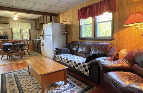 Lakefield House | Cozy Cottage on Katchawanooka Lake