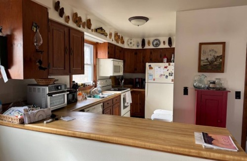 Crown Point House | Cozy cottage on Lake Champlain. 5 mins from Historic Site and Champlain Bridge.