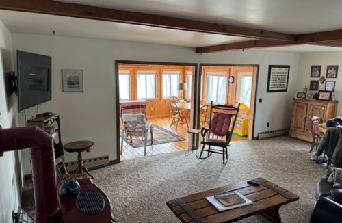 Crown Point House | Cozy cottage on Lake Champlain. 5 mins from Historic Site and Champlain Bridge.