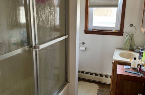 Crown Point House | Cozy cottage on Lake Champlain. 5 mins from Historic Site and Champlain Bridge.